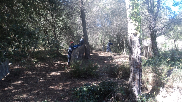 Jugando al paintball entre amigos